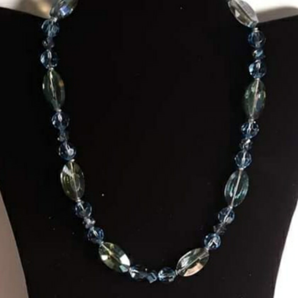 NECKLACE - Picture 2 of 3